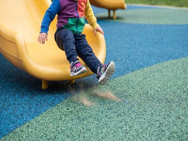 Bunt gemusterte Spielplatzböden